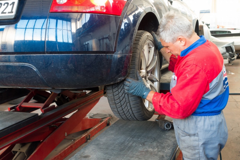 vitrine-LA CADIERE D AZUR-min_auto_repair_repair_lift_auto_mechanic_work_clothes_master_professional_man_of_the_fold-685629