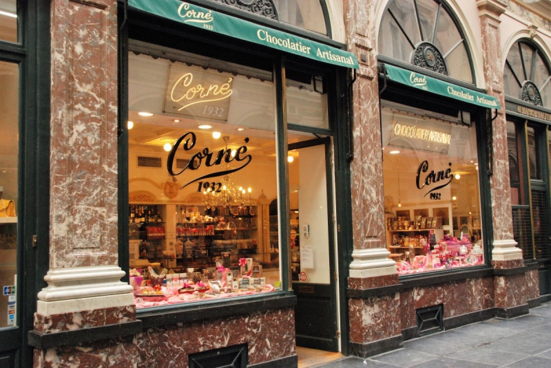 vitrine-LA CADIERE D AZUR-min_chocolate_chocolaterie_shop_luxury_chic_gallery_brussels_belgium-558146